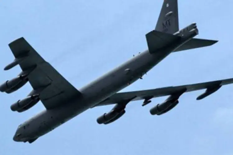 
	Um B-52 americano: Washington utilizou miss&atilde;o dos B-52 para transmitir mensagem de que n&atilde;o pretende ceder terreno a Pequim nesta regi&atilde;o &Aacute;sia-Pac&iacute;fico
 (Roslan Rahman/AFP)