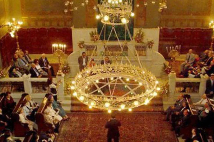 
	Membros da pequena comunidade judaica no Egito, em uma sinagoga do Cairo: o an&uacute;ncio do filme causou alvoro&ccedil;o no Egito, onde s&atilde;o elaboradas poucas obras sobre este tema (Samir Raafat/AFP)
