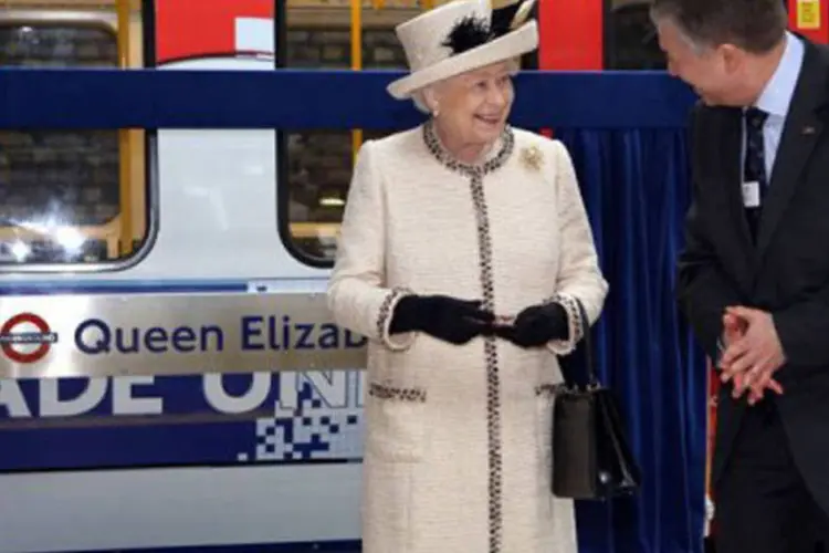 
	Elizabeth II visita uma esta&ccedil;&atilde;o de metr&ocirc;, no centro de Londres: a soberana, sorridente, parecia gozar de boa sa&uacute;de
 (Chris Radburn/AFP)