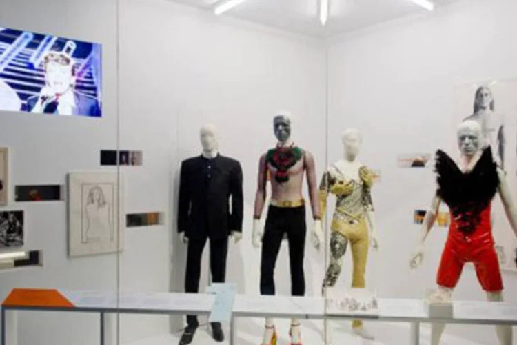 
	Exposi&ccedil;&atilde;o sobre o cantor David Bowie no museu Victoria and Albert: o grupo faria a apresenta&ccedil;&atilde;o em uma estrutura que deveria desintegrar-se durante a apresenta&ccedil;&atilde;o
 (Leon Neal/AFP)