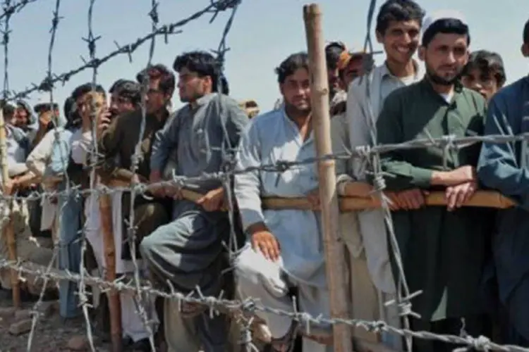 
	Refugiados do campo paquistan&ecirc;s de Jalozai em 4 de abril de 2012: a explos&atilde;o aconteceu perto de uma fila para receber alimentos
 (A. Majeed/AFP)