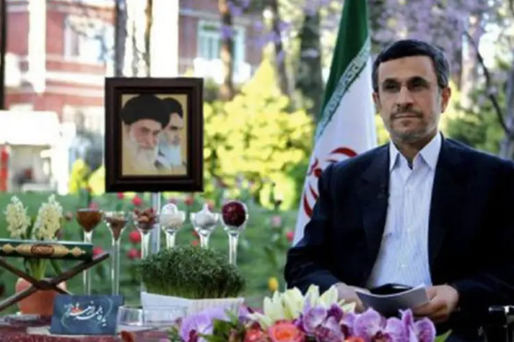 
	Ahmadinejad discursa &agrave; na&ccedil;&atilde;o: &quot;devemos permanecer em estado de alerta e resistir &agrave; for&ccedil;a e &agrave; influ&ecirc;ncia sobre nossa regi&atilde;o para proteger-nos de iniciativas hostis&quot;, disse
 (AFP)