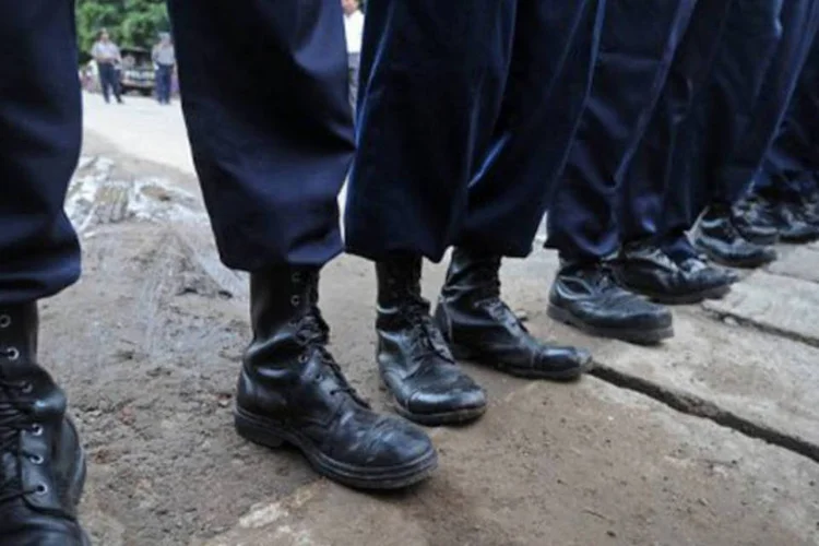 
	Policiais de Mianmar montam guarda em Yangun: a viol&ecirc;ncia, que provocou uma fuga intensa dos rohingyas, revelou um forte racismo na sociedade birmanesa
 (Soe Than Win/AFP)