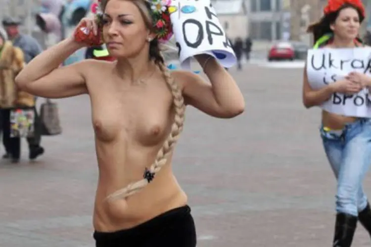 
	Ativistas do Femen protestam em Kiev: o grupo de feministas &eacute; conhecido desde 2010 por suas a&ccedil;&otilde;es &quot;topless&quot; para denunciar o sexismo, a homofobia, a prostitui&ccedil;&atilde;o e a religi&atilde;o
 (Sergei Supinsky/AFP)