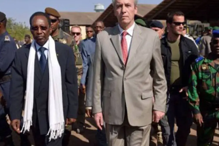 
	O presidente do Mali, Dioncounda Traore (e), e o embaixador Christian Rouyer visitam tropas perto de Bamaco: Christian Rouyer era embaixador da Fran&ccedil;a em Bamaco desde 2011 (Eric Feferberg/AFP)