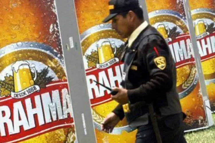 
	Logo da Brahma: apesar da queda de volume, a Ambev registrou alta de receita na opera&ccedil;&atilde;o de cervejas no Brasil
 (Jaime Razuri/AFP)