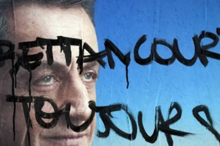 
	P&ocirc;ster eleitoral de Nicolas Sarkozy com frase que diz &quot;Sempre Bettencourt&quot;: ele foi indiciado por &quot;abuso de incapaz&quot; no caso a bilion&aacute;ria Liliane Bettencourt, herdeira do grupo L&#39;Or&eacute;al
 (Joel Saget/AFP)