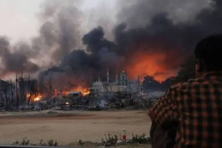 
	Inc&ecirc;ndios em Meiktila, no centro de Mianmar: bairros inteiros da cidade e v&aacute;rias mesquitas foram devastados pelo fogo
 (Soe Than Win/AFP)