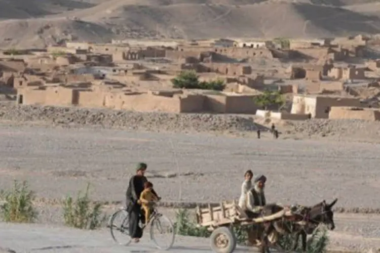 
	Paquistaneses em estrada de Pishin, ao norte de Quetta: a explos&atilde;o afetou pelo menos cinco lojas e destruiu motos e carros
 (Banaras Khan/AFP)