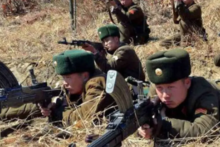 
	Soldados do ex&eacute;rcito coreano: nos &uacute;ltimos dois meses, v&aacute;rios v&iacute;deos do tipo foram divulgados por Pyongyang
 (AFP)
