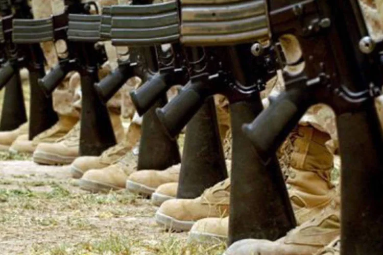 
	Marines americanos em cerim&ocirc;nia em Ramadi, no Iraque, em 2004: as autoridades n&atilde;o informaram os motivos que levaram o marine a atirar contra os companheiros
 (Cpl. Paula M. Fitzgerlad/AFP)