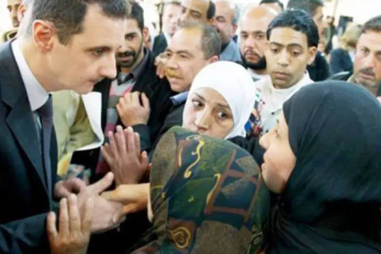 
	Bashar al-Assad faz visita surpresa a Centro Educacional de Belas Artes: &quot;juro ao povo s&iacute;rio que teu sangue, o de teu neto e de todos os m&aacute;rtires da p&aacute;tria n&atilde;o foram derramados em v&atilde;o&quot;, disse
 (AFP)