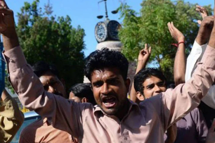 
	Simpatizantes de Musharraf gritam palavras de ordem em frente ao tribunal de Karachi: Musharraf abandonou o poder e o pa&iacute;s em 2008
 (Rizwan Tabassum/AFP)