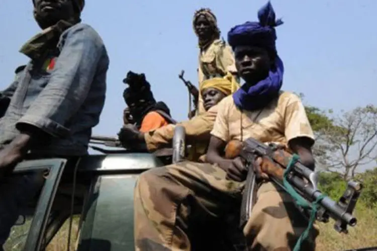 Rebeldes centro-africanos da coalizão Seleka tomam posição perto de Damara
 (Sia Kambou/AFP)