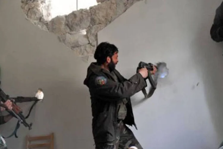 
	Rebeldes em confrontos com for&ccedil;as do governo em Saif al-Dawla: agentes da intelig&ecirc;ncia americana ajudam os governos &aacute;rabes a adquirir as armas, informou o jornal
 (Bulent Kilic/AFP)