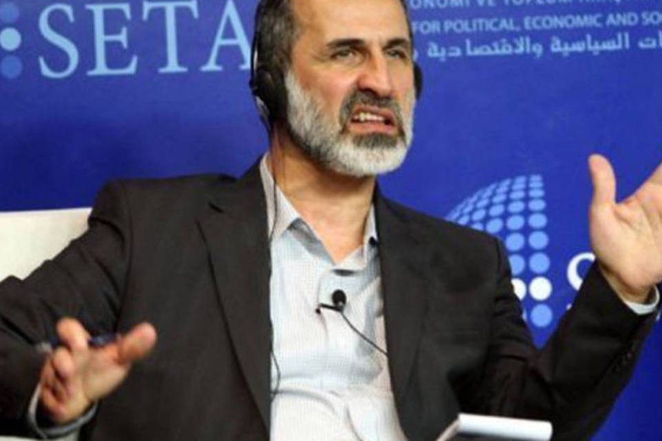 Líder demissionário da oposição síria participará em reunião