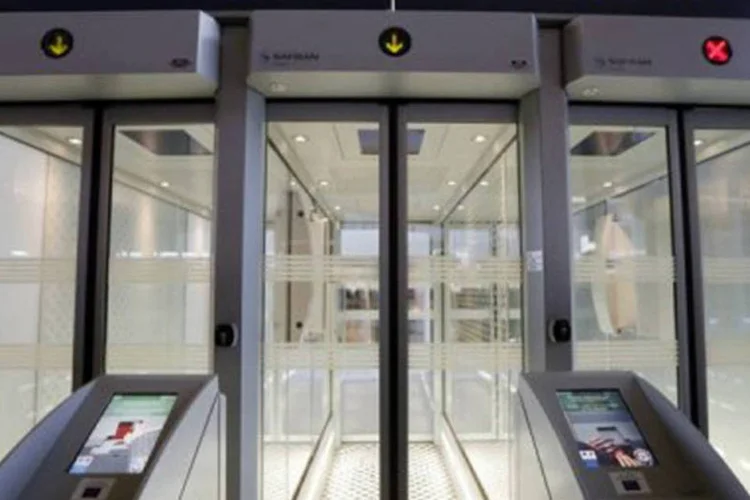 
	Controle fronteiri&ccedil;o autom&aacute;tico em aeroporto Charles de Gaulle de Paris: os vistos ser&atilde;o v&aacute;lidos entre seis meses e cinco meses
 (Pierre Verdy/AFP)