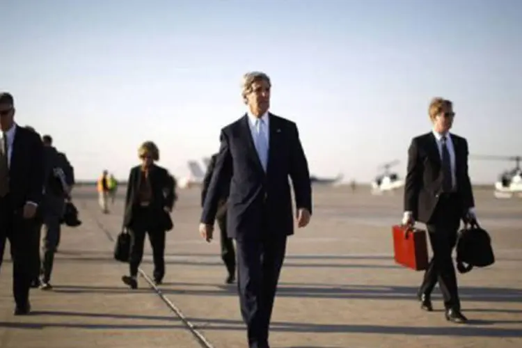 O secretário de Estado americano, John Kerry (c), desembarca no Aeroporto Internacional de Bagdá
 (Jason Reed/AFP)