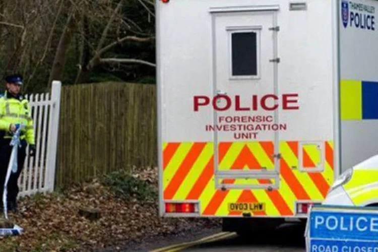 
	Pol&iacute;cia interdita a resid&ecirc;ncia de Berezovski, em Sunningdale: o an&uacute;ncio de sua morte despertou imediatamente suspeitas de um poss&iacute;vel assassinato (Leon Neal/AFP)