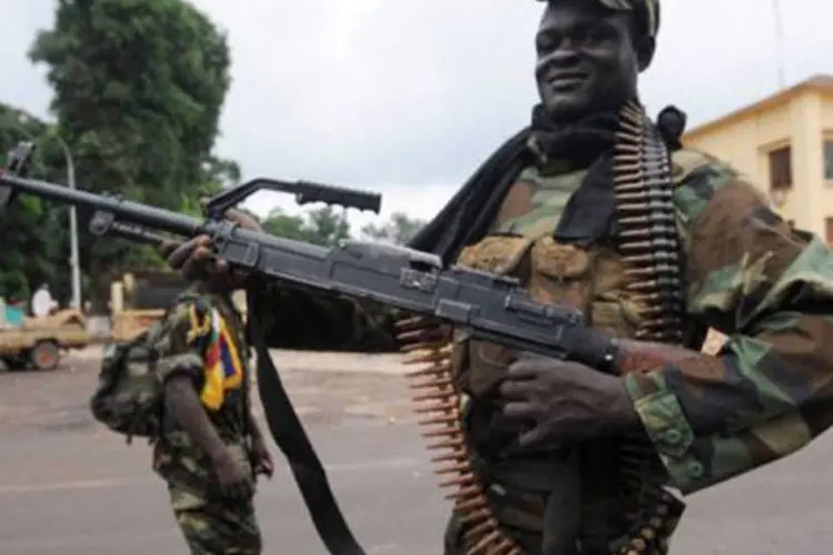 
	Rebeldes da coaliz&atilde;o Seleka perto do pal&aacute;cio presidencial de Bangui: a oaliz&atilde;o Seleka tomou no domingo a capital, Bangui e dep&ocirc;s o presidente Boziz&eacute;, que se refugiou em Camar&otilde;es (Sia Kambou/AFP)