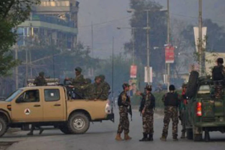 
	For&ccedil;as de seguran&ccedil;a afeg&atilde;s bloqueiam estrada ap&oacute;s atentado em Jalalabad em 26 de mar&ccedil;o de 2013: Jalalabad &eacute; alvo constante de ataques dos fundamentalistas talib&atilde;s
 (Noorullah Shirzada/AFP)