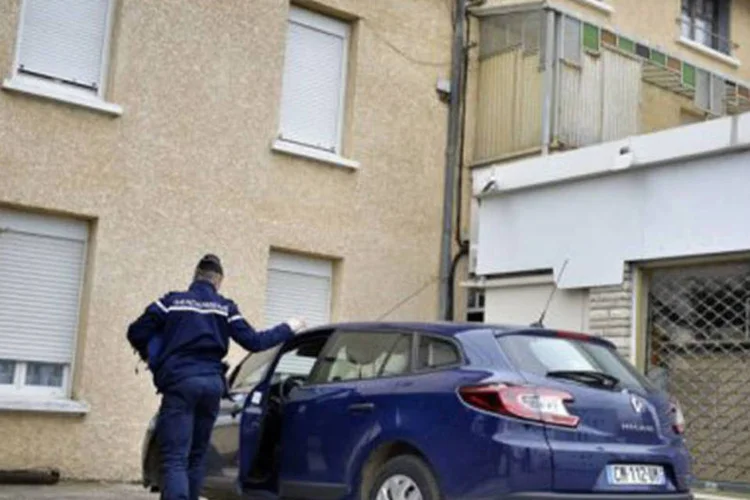
	Policial no pr&eacute;dio onde os corpos foram encontrados: desde 2006, ao menos um corpo de rec&eacute;m-nascido &eacute; encontrado a cada ano congelado na Fran&ccedil;a
 (Jeff Pachoud/AFP)