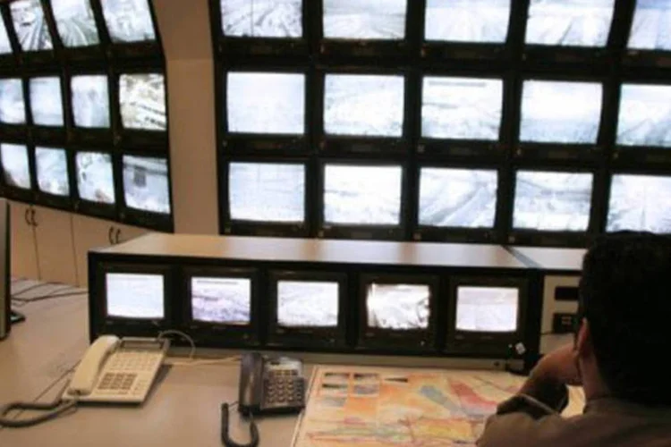 
	Pol&iacute;cia usa c&acirc;meras de seguran&ccedil;a para monitorar a cidade de Mina: o Ir&atilde; negou envolvimento no caso de espionagem (Behrouz Mehri/AFP)