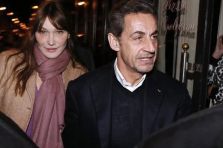 
	Nicolas Sarkozy e Carla Bruni em Paris: &quot;vamos fazer todo o poss&iacute;vel para que a verdade venha &agrave; tona&quot;, disse&nbsp;
 (Kenzo Tribouillard/AFP)