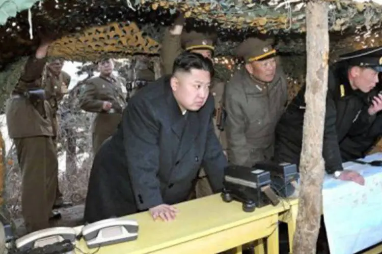 
	Kim Jong-Un faz inspe&ccedil;&atilde;o em local de treinamento: a linha ficar&aacute; suspensa &quot;enquanto durarem as a&ccedil;&otilde;es hostis e anacr&ocirc;nicas do sul&quot;, informou o governo
 (AFP)