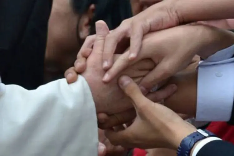 Papa cumprimenta fiéis na Praça de São Pedro: este foi o primeiro apelo pela paz na África lançado pelo papa sul-americano
 (Gabriel Bouys/AFP)