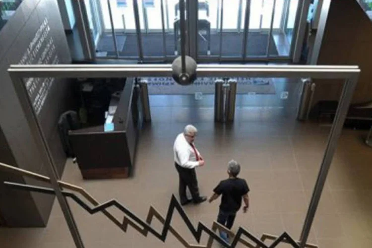 
	Bolsa de Atenas: ela recuou 3,83% nesta sess&atilde;o, puxada pelo setor banc&aacute;rio
 (Louisa Gouliamaki/AFP)