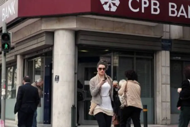 
	Ag&ecirc;ncia do Banco Popular cipriota em Atenas: as filiais na Gr&eacute;cia foram abertas hoje
 (Louisa Gouliamaki/AFP)