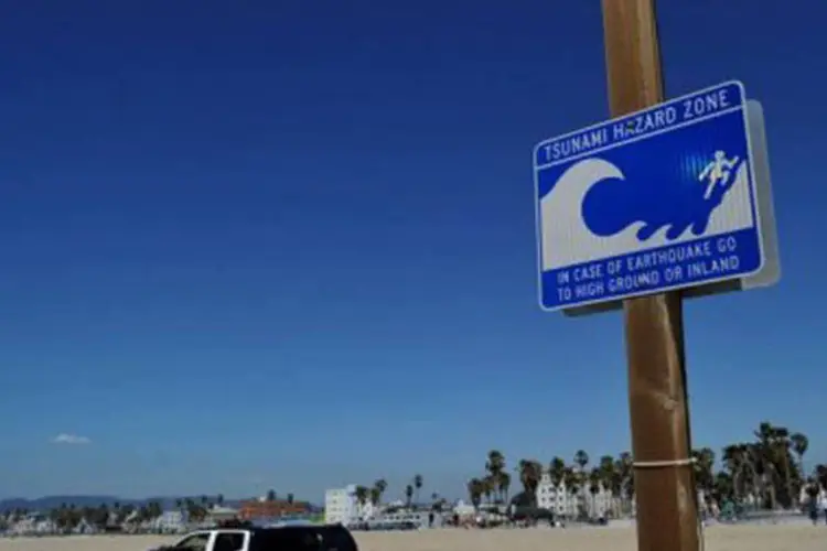 
	Placa alerta para o risco de tsunamis: alerta para o Hava&iacute; vai durar at&eacute; por volta das 6h e 7h, do hor&aacute;rio local, na quarta-feira
 (Joe Klamar/AFP)