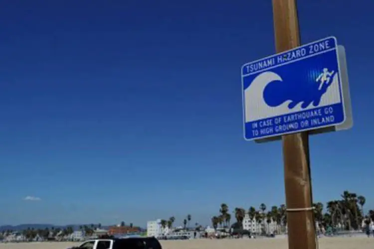 
	Placa alerta para o risco de tsunamis, em Venice Beach, Calif&oacute;rnia: perigo foi descartado para as costas dos estados de Alasca, Calif&oacute;rnia, Oregon e Washington
 (Joe Klamar/AFP)