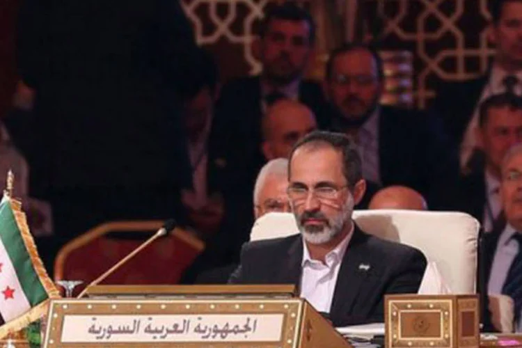
	Opositor Al-Khatib partipa da abertura da reuni&atilde;o da Liga &Aacute;rabe, em Doha: segundo o regime s&iacute;rio, a decis&atilde;o j&aacute; faz parte da crise e n&atilde;o da solu&ccedil;&atilde;o
 (AFP)