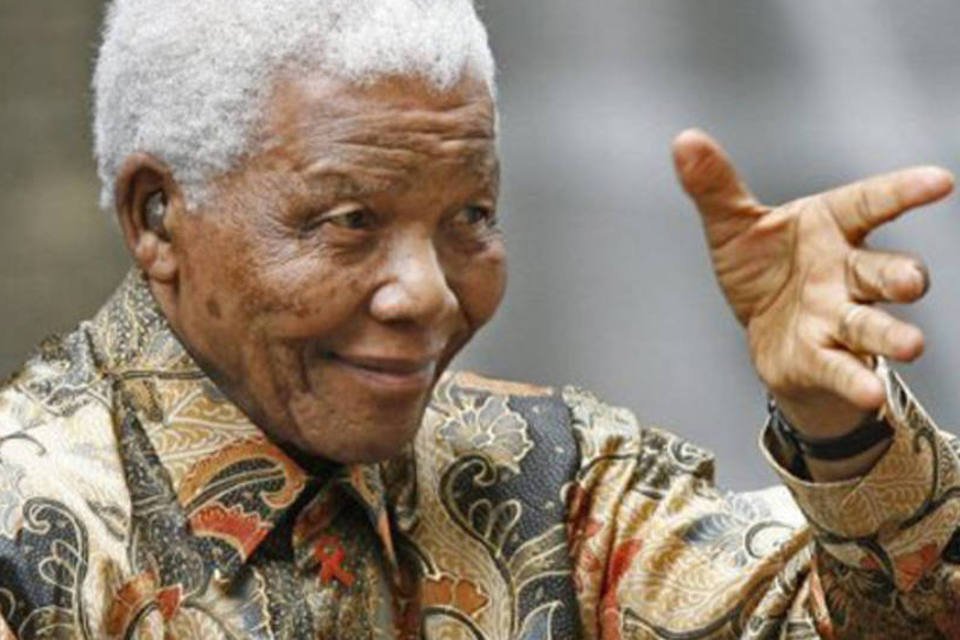 Mandela está bem e segue melhorando de pneumonia, diz esposa