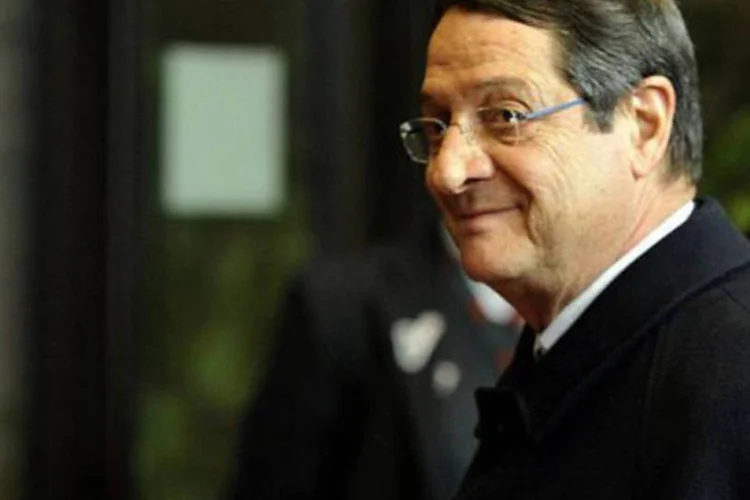 
	Nicos Anastasiades: os clientes s&oacute; poder&atilde;o retirar 300 euros por dia devido &agrave;s restri&ccedil;&otilde;es impostas para evitar uma fuga de capitais do pa&iacute;s
 (Georges Gobet/AFP)
