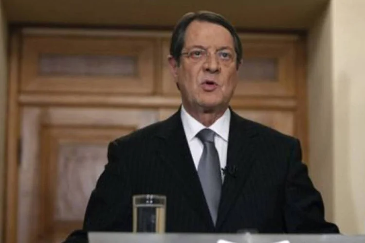 
	Nicos Anastasiades discursa &agrave; na&ccedil;&atilde;o no dia 25 de mar&ccedil;o: o presidente do pa&iacute;s reduziu seu sal&aacute;rio em 25%
 (Petros Karadjias/AFP)