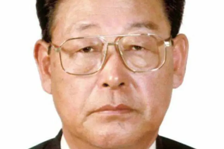 
	Pak Pong-Ju em foto divulgada em abril de 2007: Pak j&aacute; ocupou o cargo de primeiro-ministro entre 2003 e 2007, quando tentou estimular t&iacute;midas reformas
 (AFP)