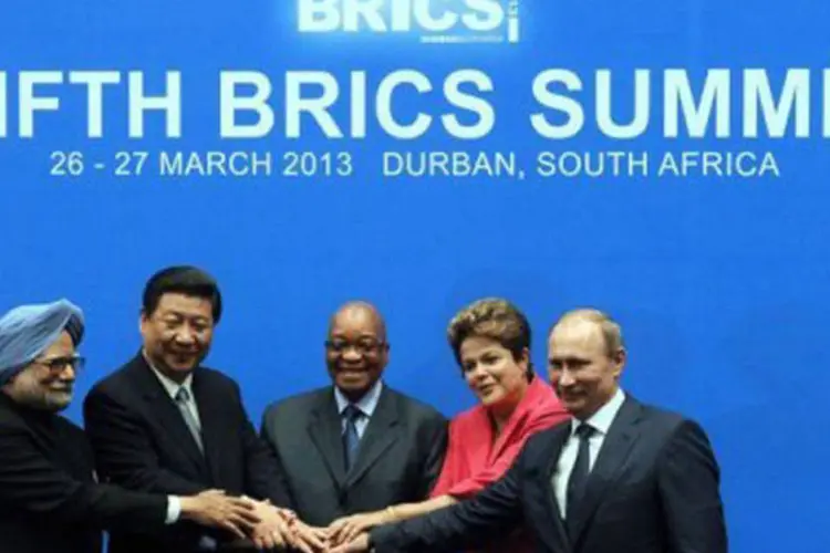 
	L&iacute;deres de &Iacute;ndia, China, &Aacute;frica do Sul, Brasil e R&uacute;ssia posam em foto em encontro dos Brics em Durban: o banco pretende estabelecer uma infraestrutura de empr&eacute;stimos
 (Alexander Joe/AFP)