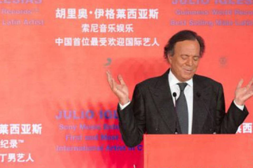 "Não estou na moda, mas sou popular", afirma Julio Iglesias