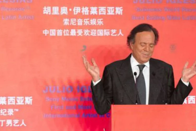 
	Julio Iglesias participa de uma entrevista coletiva em Pequim: a Sony lhe entregou uma recompensa por ser &quot;o primeiro e mais popular dos artistas internacionais na China&quot;
 (Ed Jones/AFP)