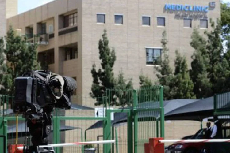 
	Hospital de Pret&oacute;ria em que Mandela est&aacute; internado: segundo o &uacute;ltimo boletim, o ex-presidente apresentou melhora
 (Stephane de Sakutin/AFP)