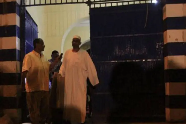 Os seis prisioneiros saíram da prisão de Kober, em Cartum
 (Ashraf Shazly/AFP)