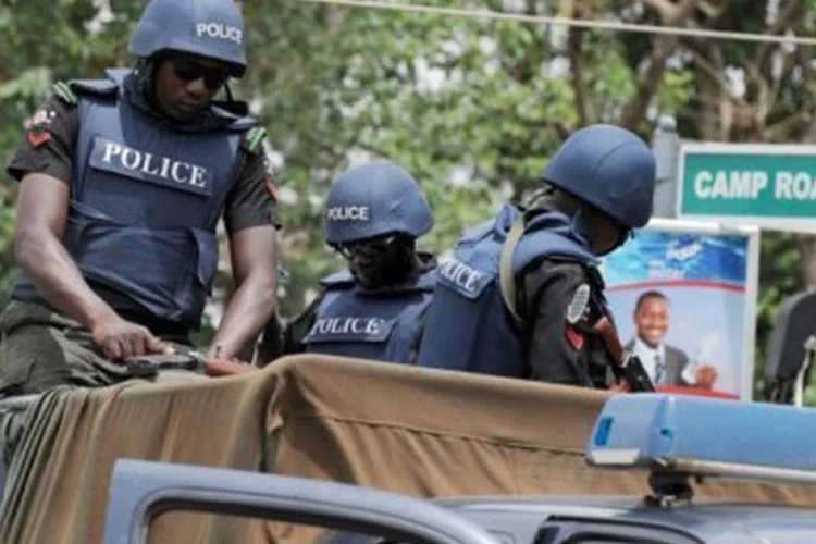 
	Pol&iacute;cia patrulha as ruas de Kaduna, na Nig&eacute;ria: os pastores n&ocirc;mades fulani e os camponeses atakar se enfrentam regularmente nesta regi&atilde;o (Pius Utomi Ekpei/AFP)
