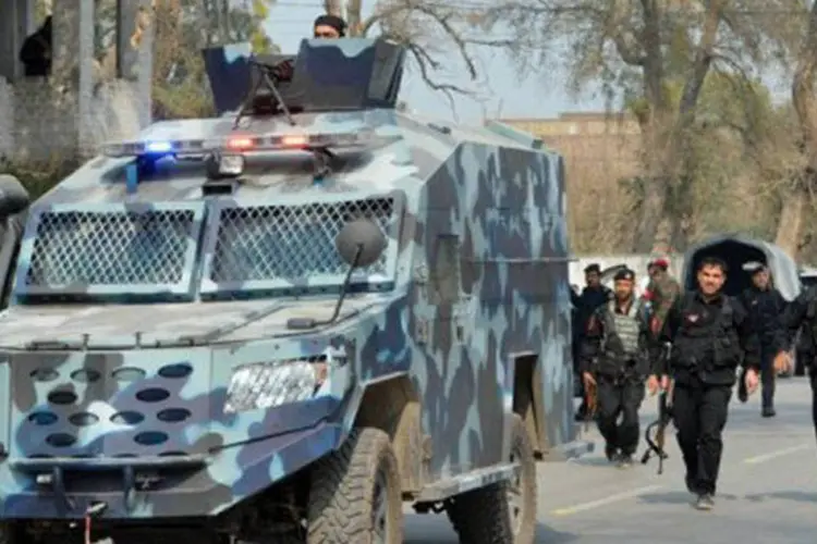 
	Policiais paquistaneses em Peshawar em 18 de fevereiro: pelo menos 50 militantes fortemente armados atacaram a usina de Badh Bher, segundo a pol&iacute;cia
 (A. Majeed/AFP)