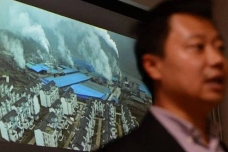 
	Lang Xiyu, do Greenpeace, em coletiva de imprensa em Pequim: &nbsp;&quot;&eacute; uma bomba-rel&oacute;gio&quot;, denunciou a ONG
 (Mark Ralston/AFP)