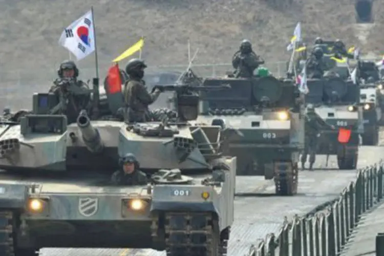 Veículos militares sul-coreanos durante treinamento em Hwacheon, perto da fronteira com a Coreia do Norte, no dia 1
 (Kim Jae-Hwan/AFP)