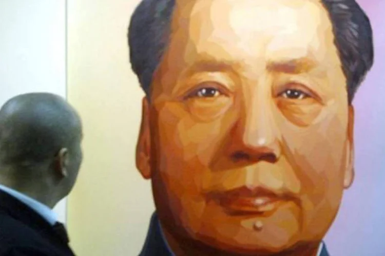 
	Homem observa pintura de Mao Tse-Tung em Pequim em 2005: &quot;desmitificar a figura de Mao &eacute; o principal objetivo do filme&quot;, disse diretora
 (AFP)