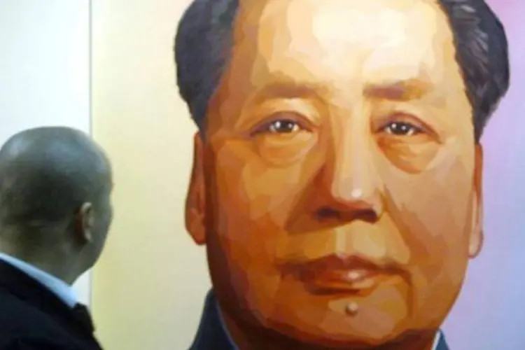 
	Homem observa pintura de Mao Tse-Tung em Pequim em 2005: o processo provocou cr&iacute;ticas na China
 (AFP)